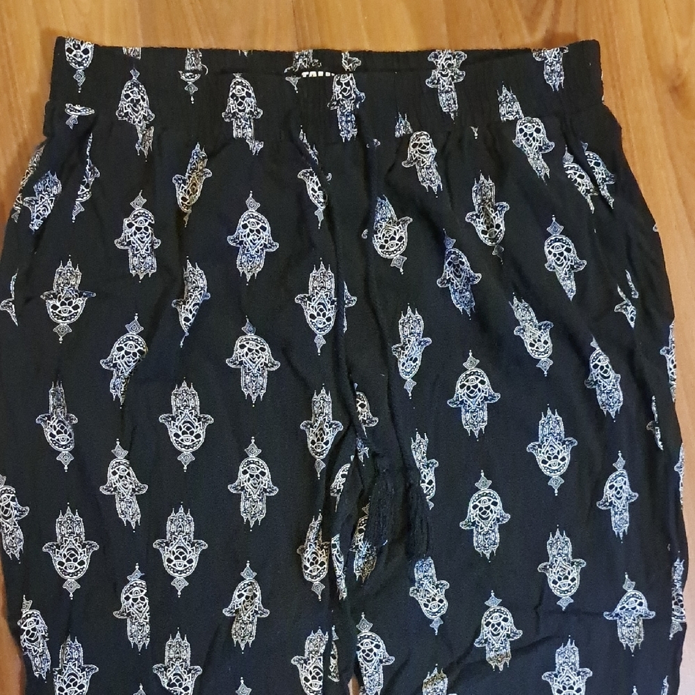 Chic Black Patterned Cropped Pants